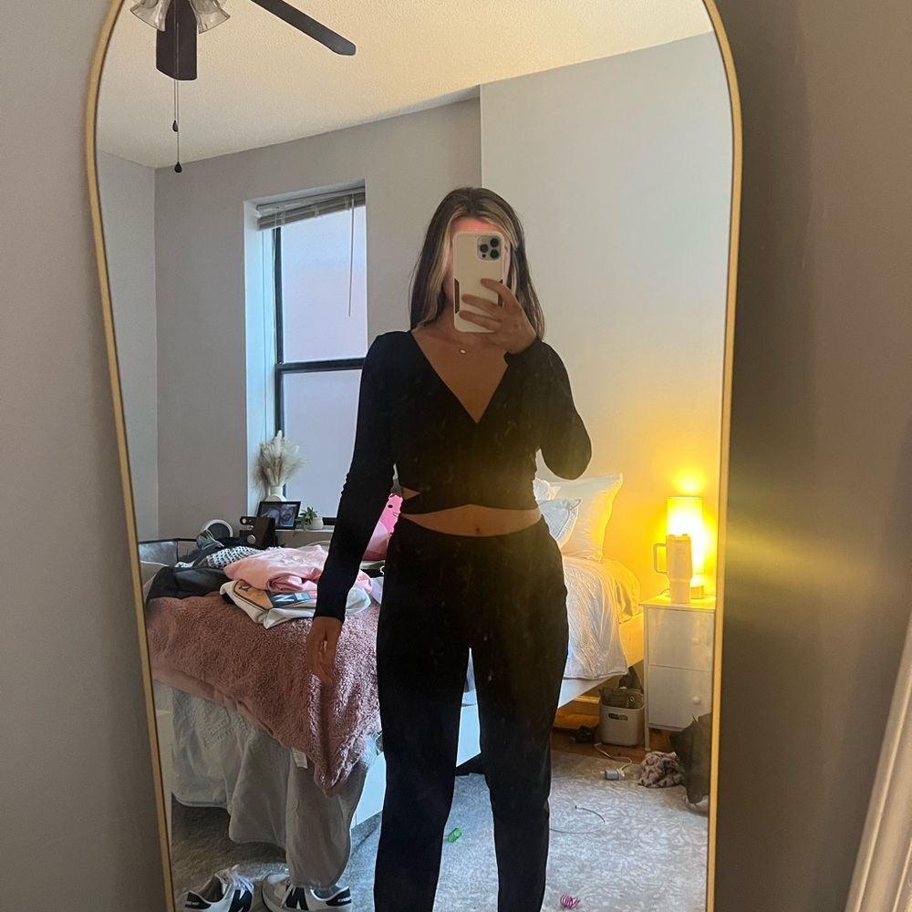 Amable Black Long Sleeve Crop Top